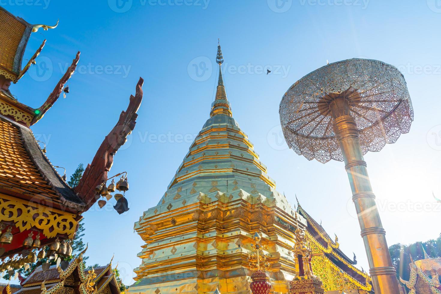 schöner goldener berg am tempel von wat phra, der doi suthep in chiang mai, thailand. foto