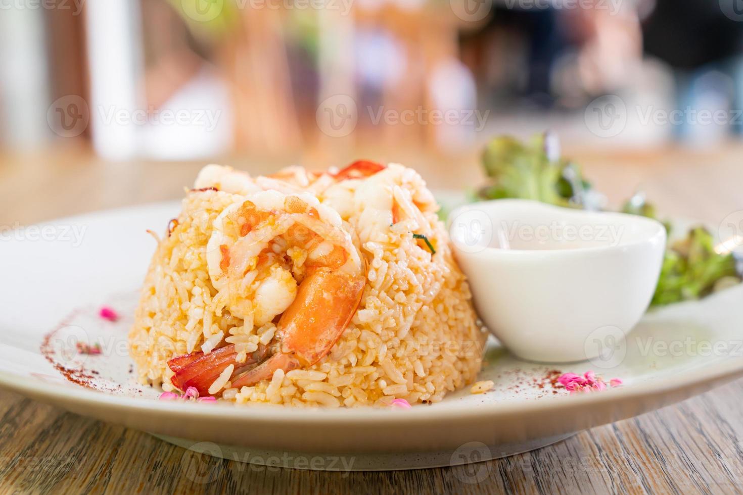 Shrimps gebratener Reis mit Salzei auf Teller foto