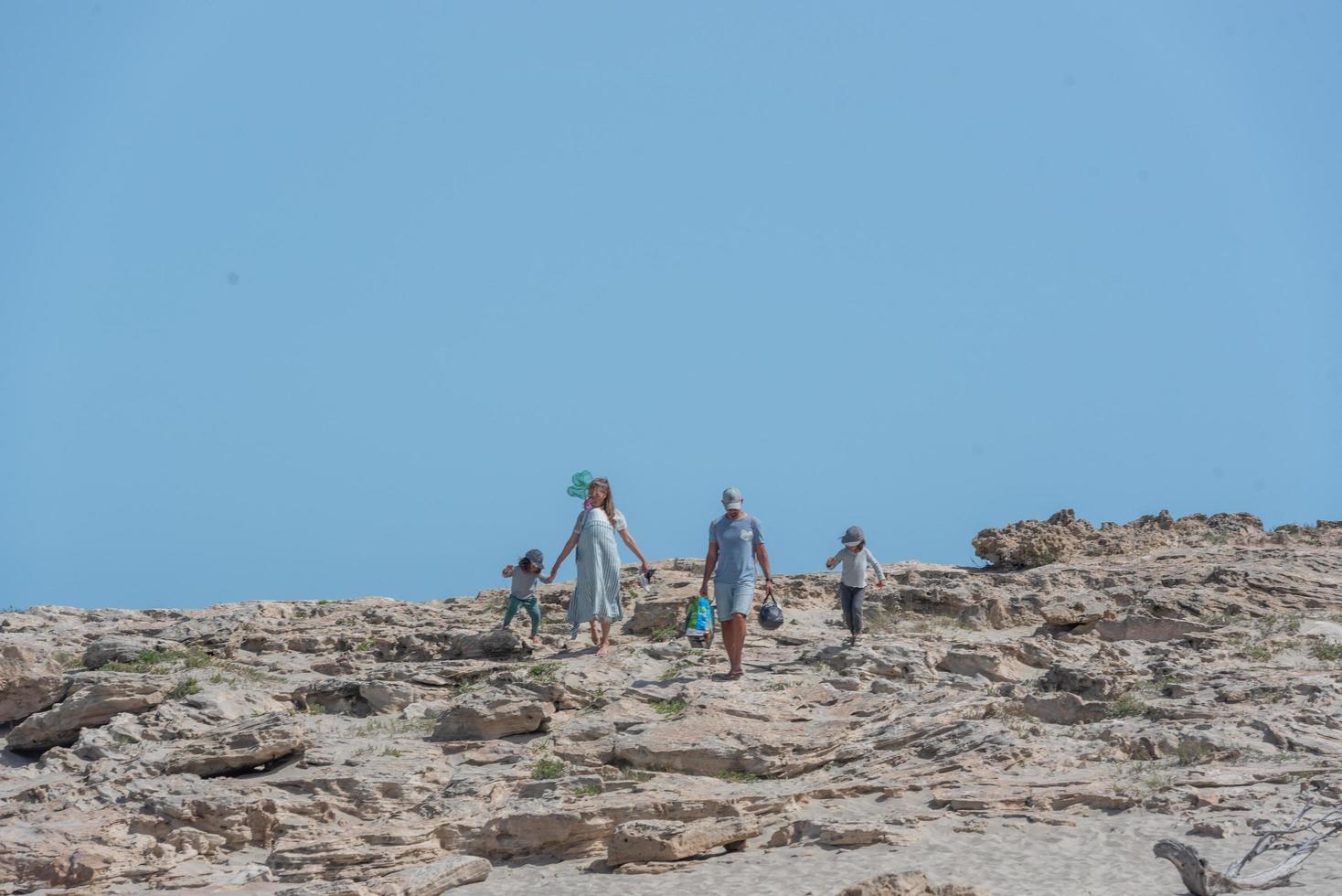 Formentera, Spanien 2021-Menschen an der Küste von Ses Illetes Strand in Formentera, Balearen in Spanien foto