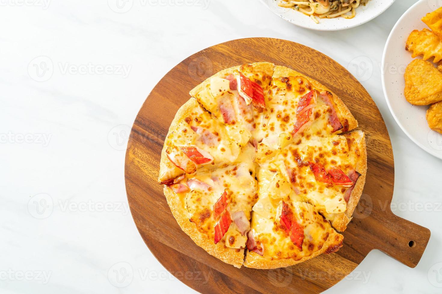 Schinken-Krabben-Stick-Pizza oder Hawaii-Pizza foto