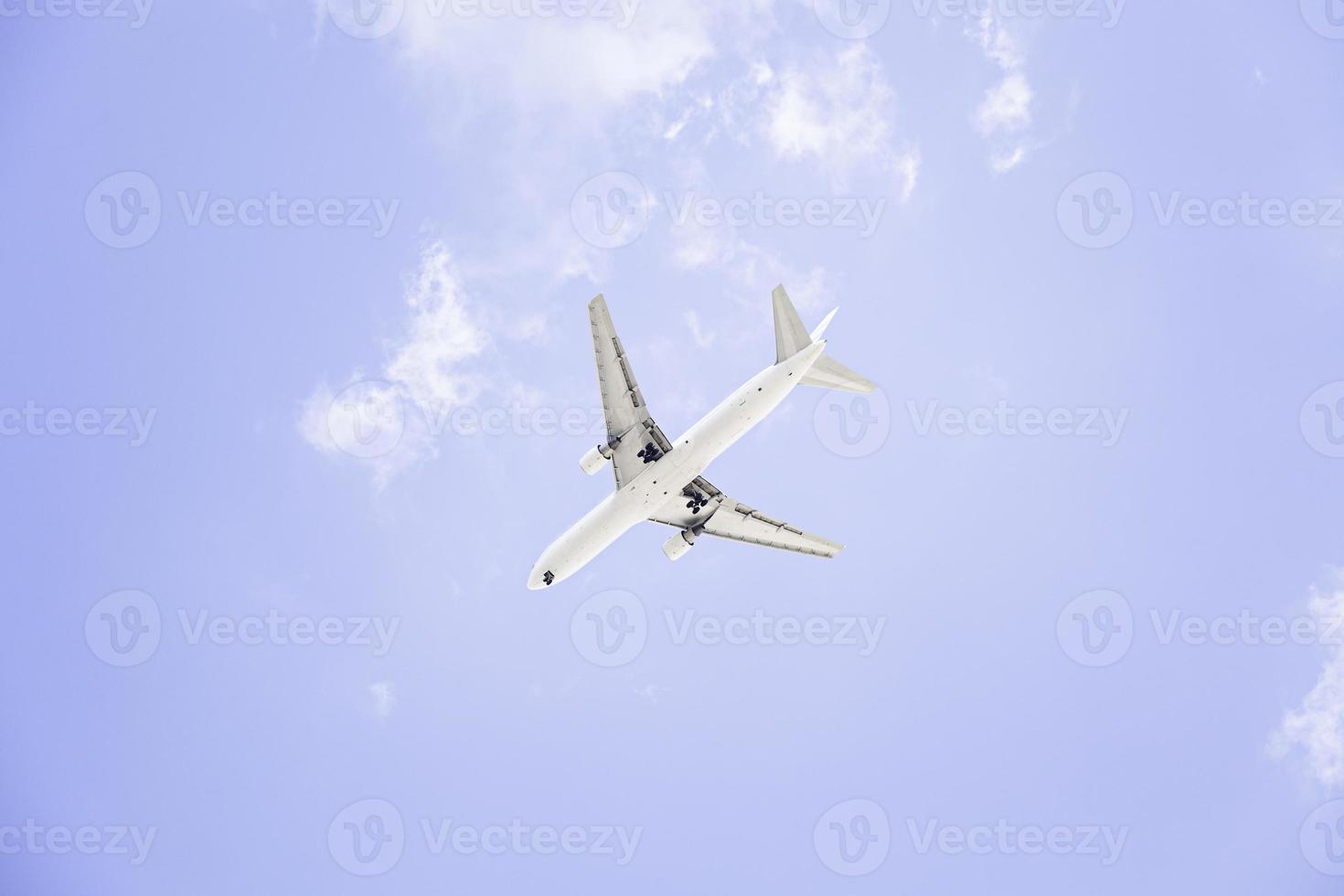 Frachtflugzeug im Flug foto