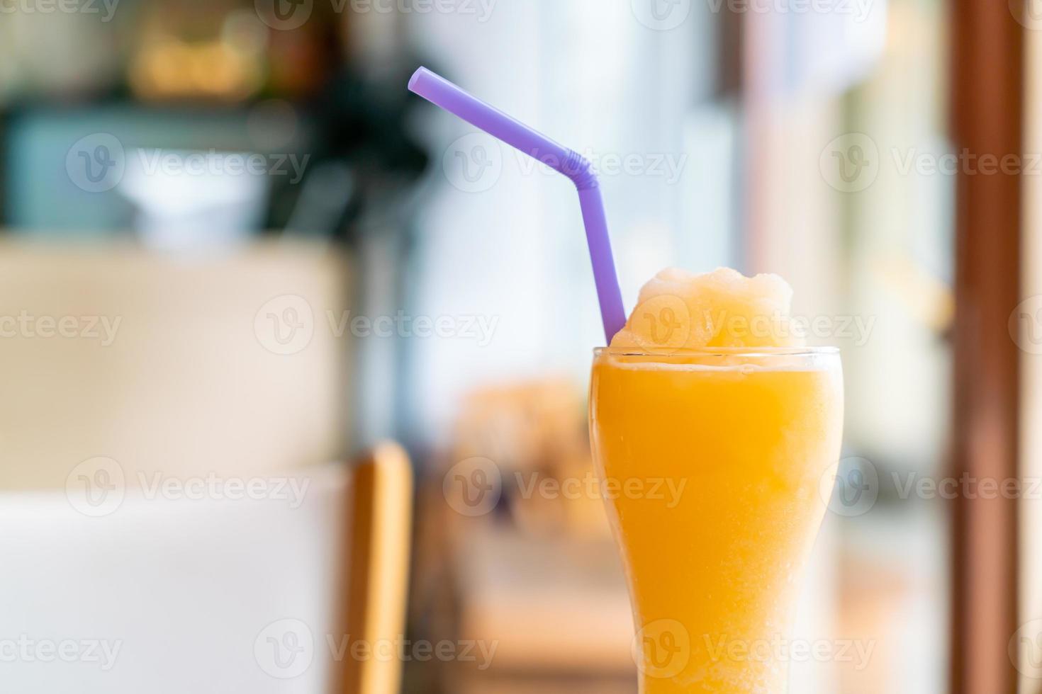 Orangensaft-Mix-Smoothie-Glas im Café-Restaurant? foto