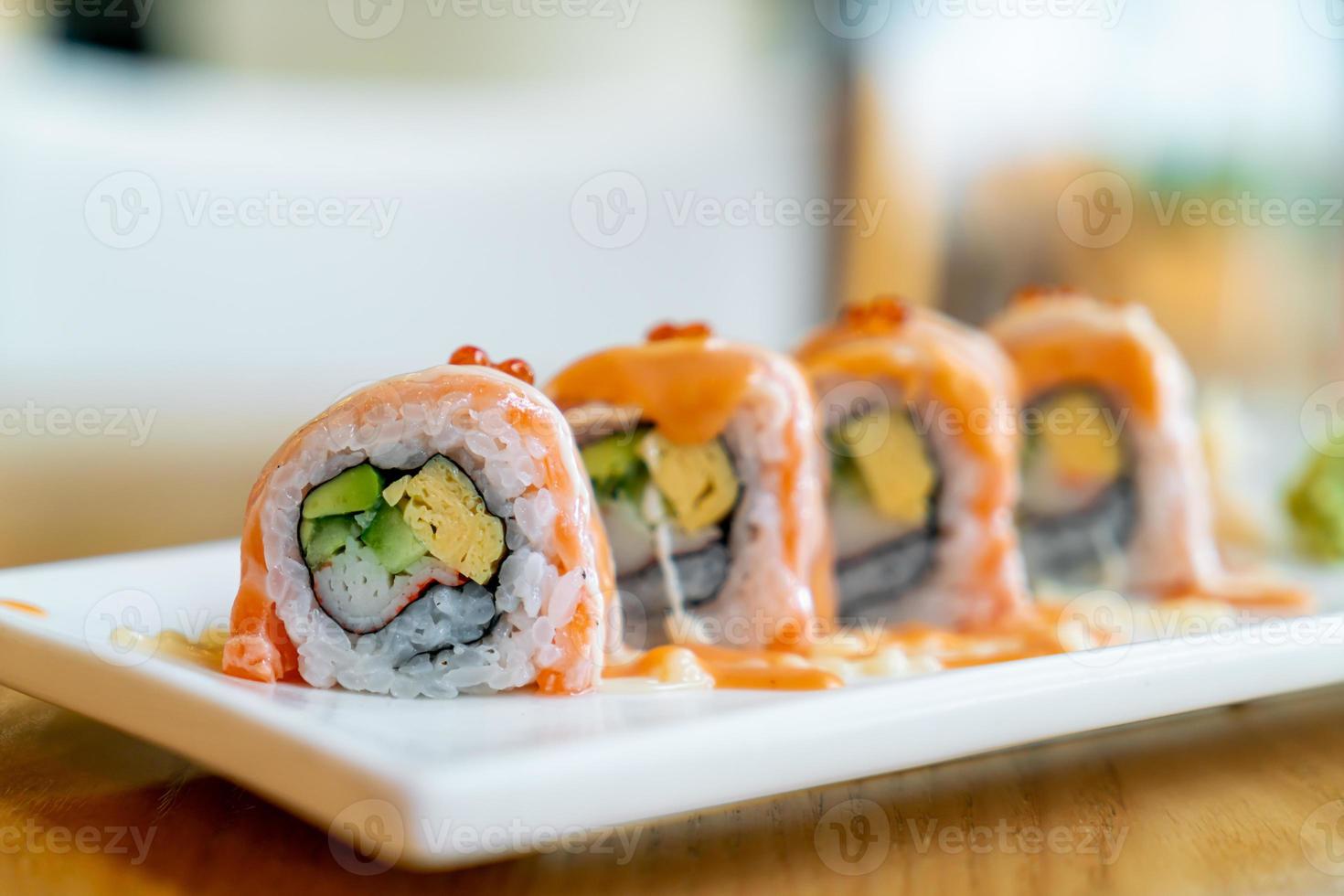 Lachsrolle Sushi mit Sauce oben - japanische Küche foto