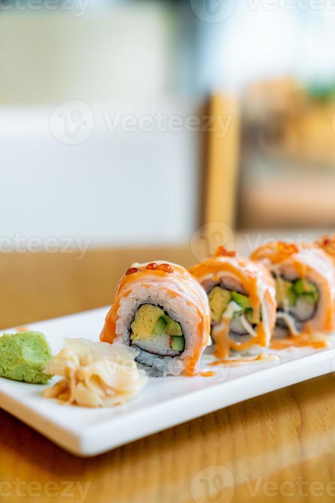 Lachsrolle Sushi mit Sauce oben - japanische Küche foto
