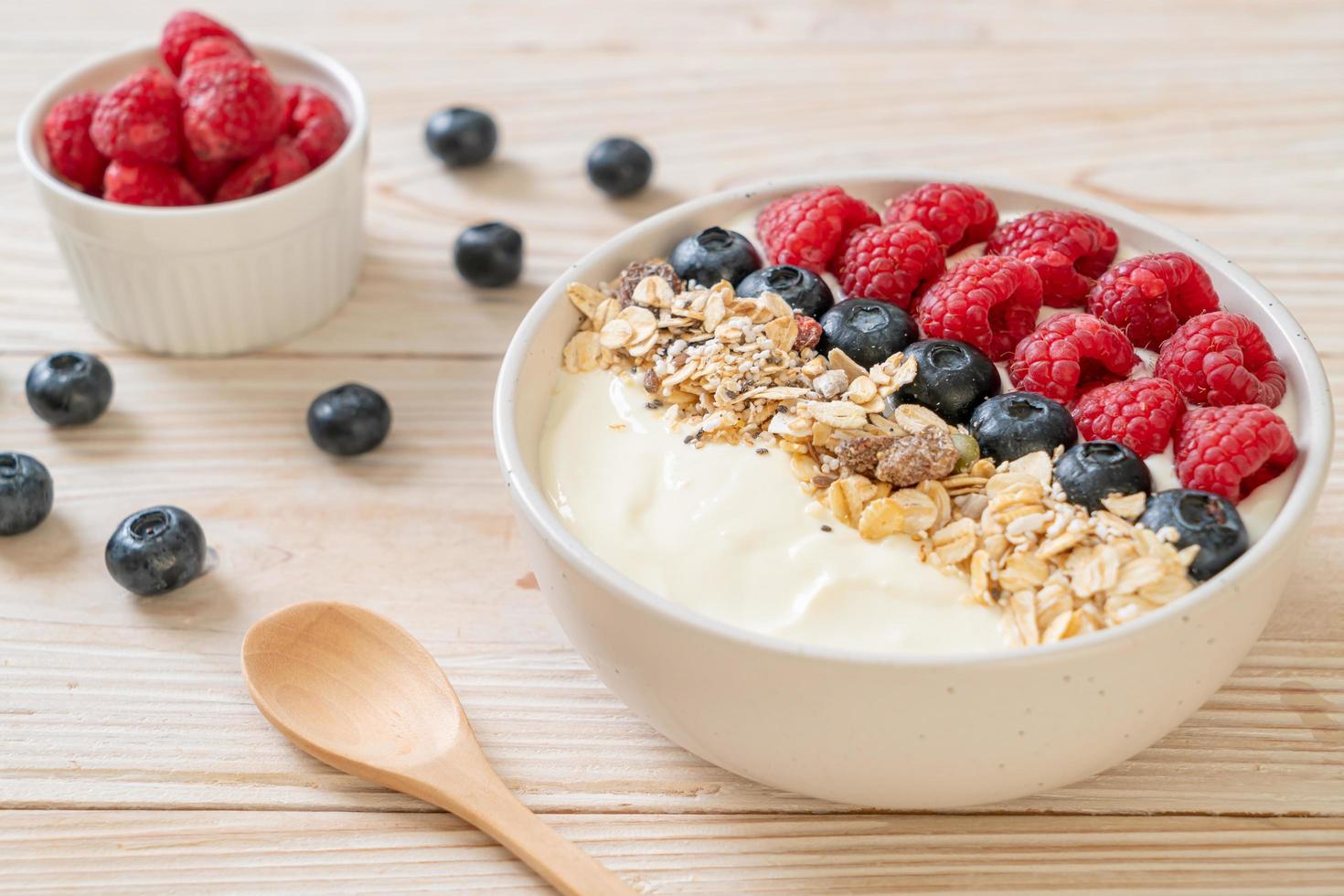 hausgemachte Joghurt-Bowl mit Himbeere, Heidelbeere und Müsli - gesunder Food-Style foto