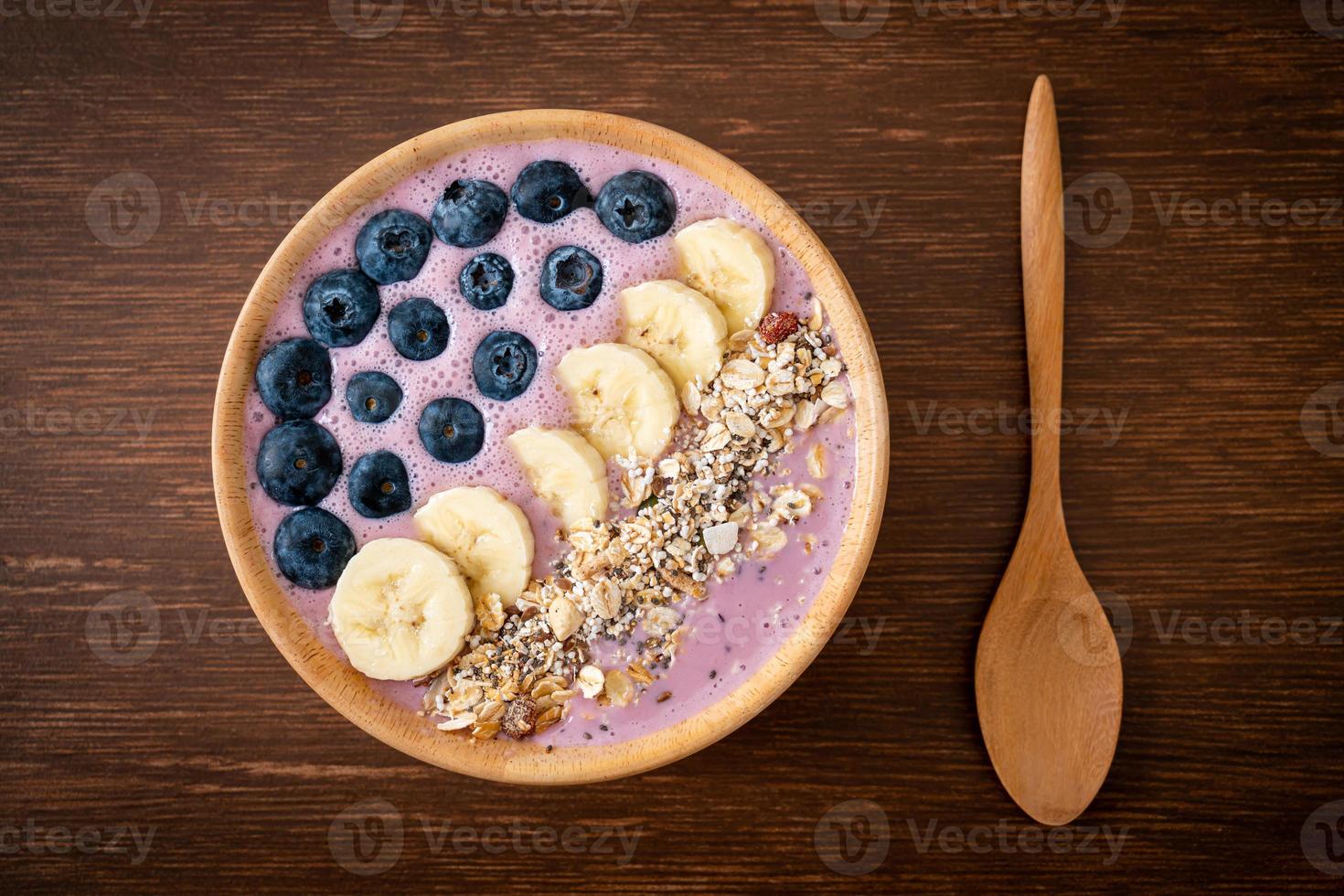 Joghurt- oder Smoothie-Bowl mit Blaubeere, Banane und Müsli – gesunder Ernährungsstil foto