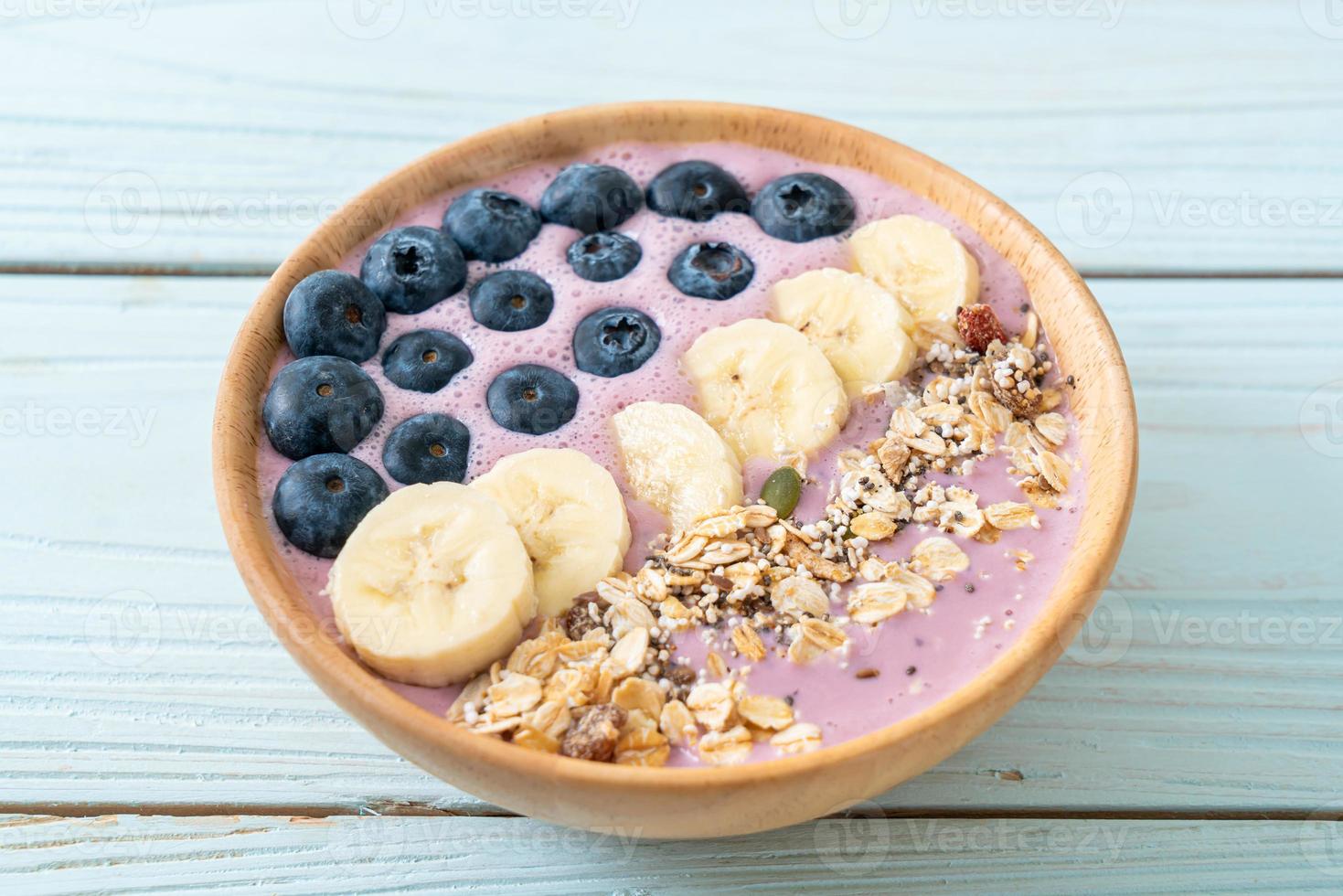 Joghurt- oder Smoothie-Bowl mit Blaubeere, Banane und Müsli – gesunder Ernährungsstil foto