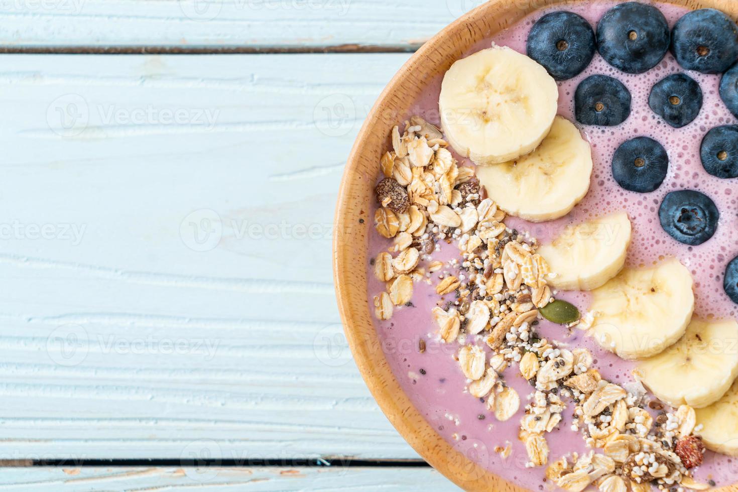 Joghurt- oder Smoothie-Bowl mit Blaubeere, Banane und Müsli – gesunder Ernährungsstil foto