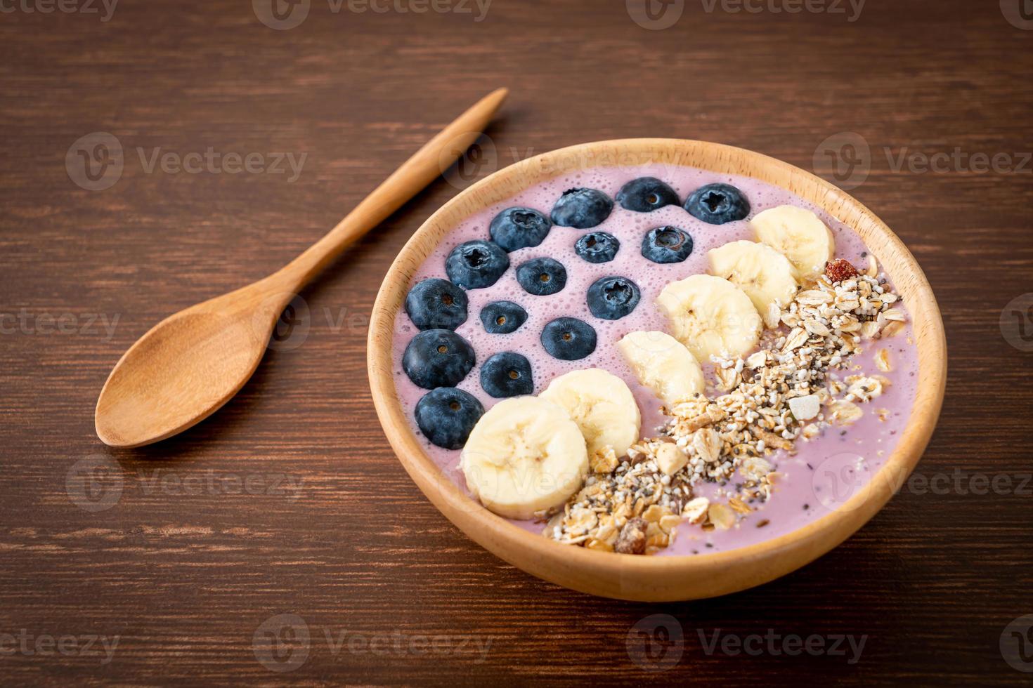 Joghurt- oder Smoothie-Bowl mit Blaubeere, Banane und Müsli – gesunder Ernährungsstil foto