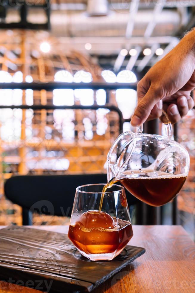 Cold Drip schwarzer Kaffeebecher mit Glas und Eis im Café und Restaurant des Cafés? foto