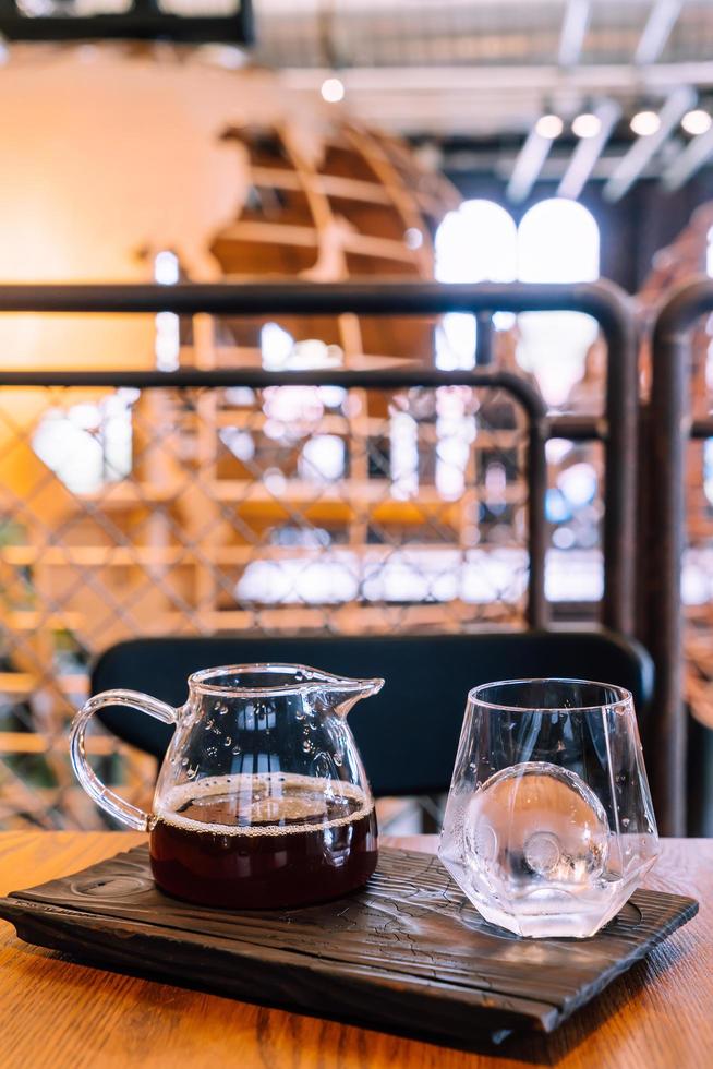 Cold Drip schwarzer Kaffeebecher mit Glas und Eis im Café und Restaurant des Cafés? foto