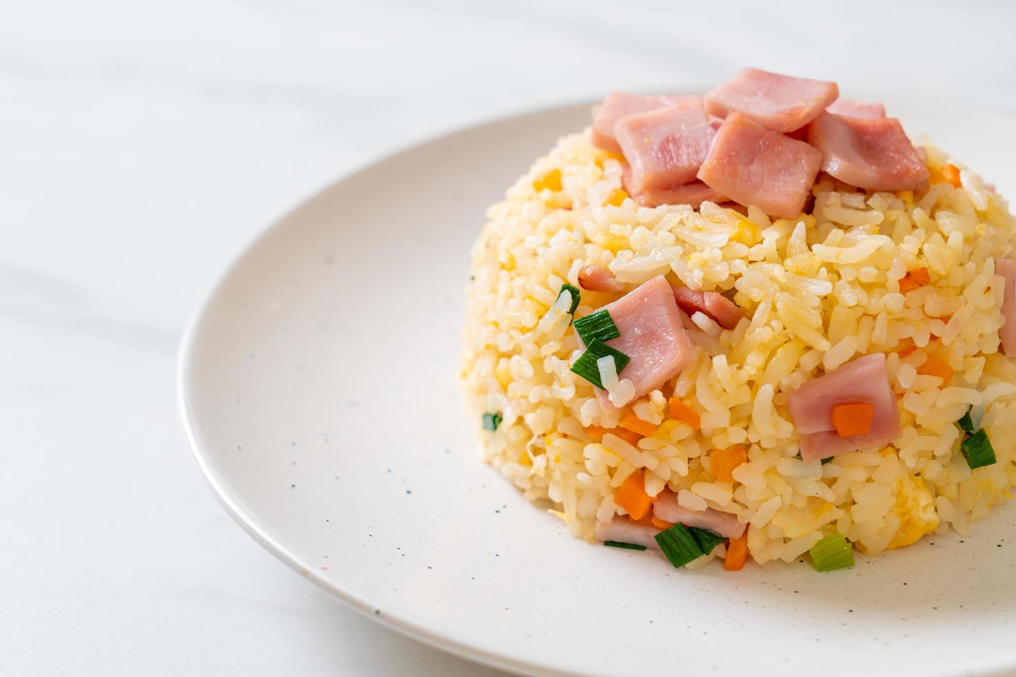 hausgemachter gebratener Reis mit Schinken auf Teller foto