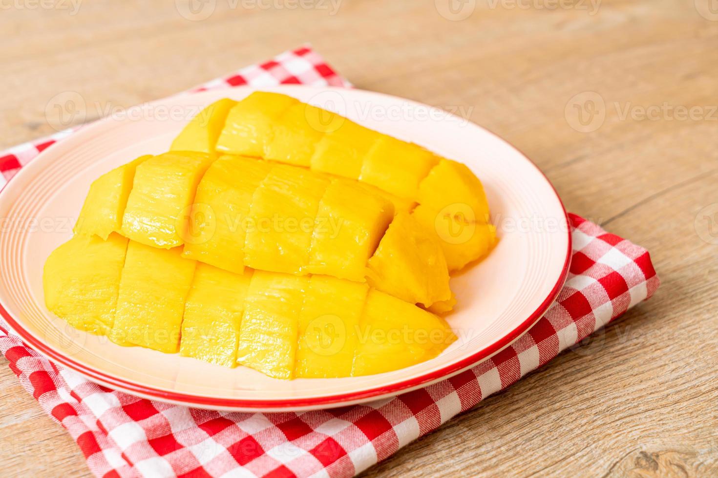 frische und goldene Mango auf Teller geschnitten foto