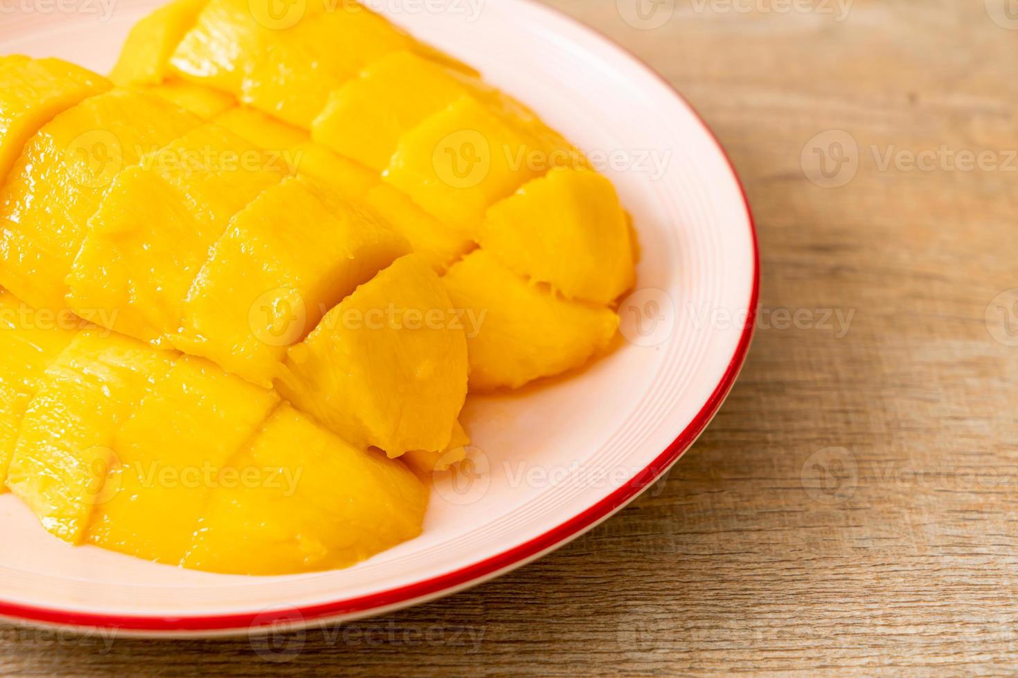 frische und goldene Mango auf Teller geschnitten foto