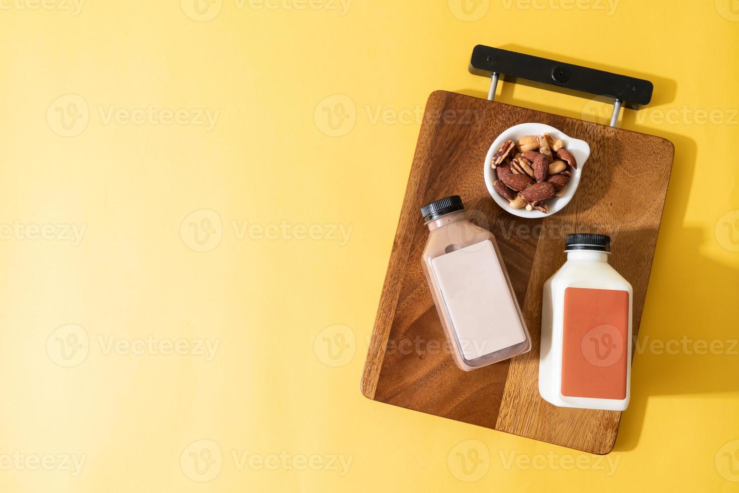 Mandelmilch und Mandelschokolade Milchflasche foto