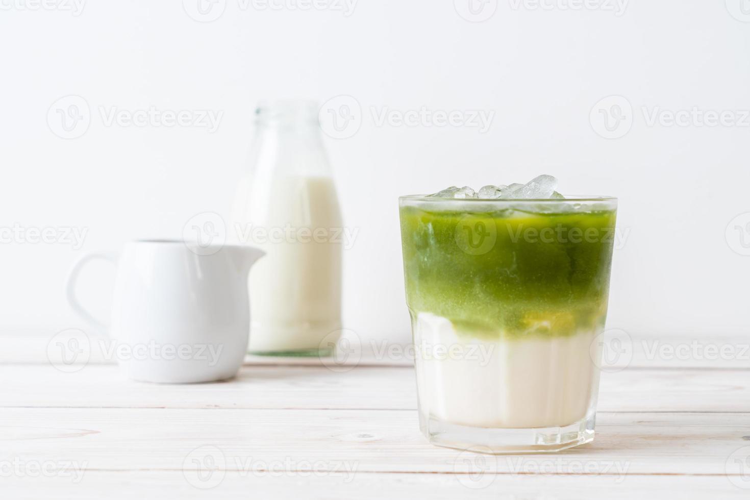 gefrorener Matcha-Grüntee-Latte mit Milch foto
