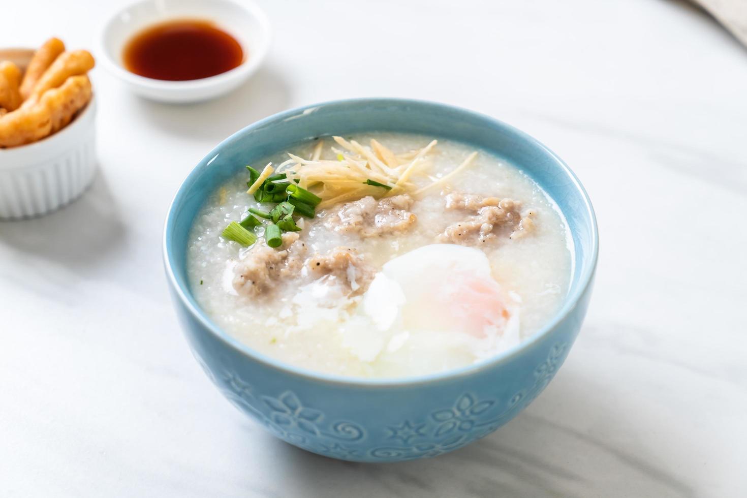 Congee mit Hackfleisch in Schüssel - asiatische Frühstücksart foto