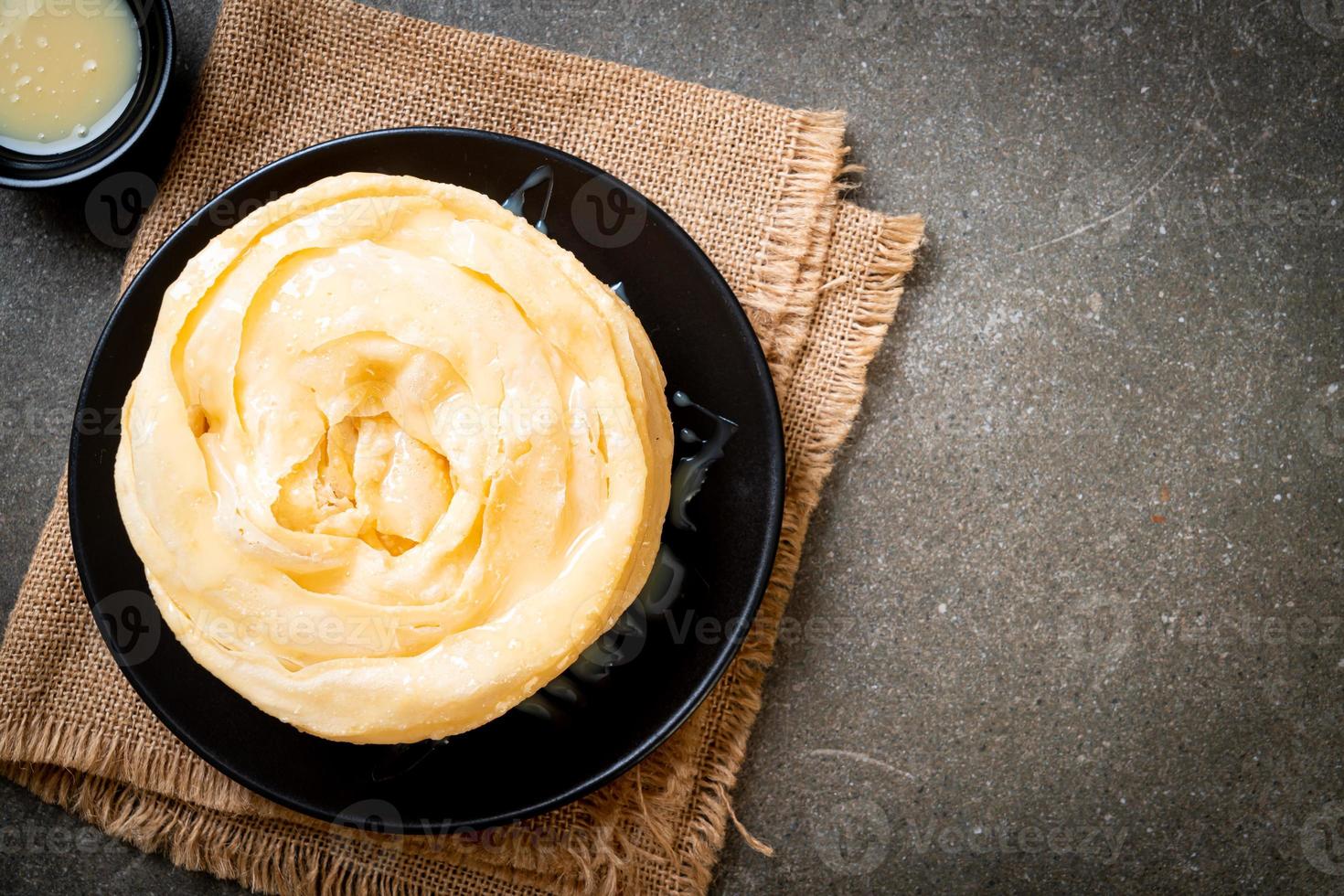 frittierter knuspriger Roti-Teig mit gesüßter Kondensmilch foto