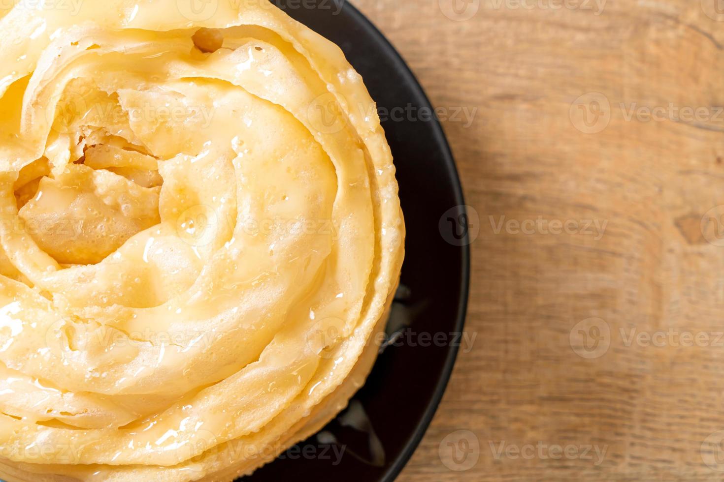 frittierter knuspriger Roti-Teig mit gesüßter Kondensmilch foto