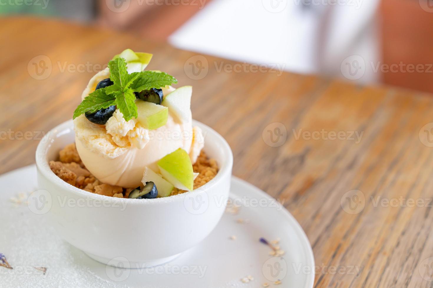 Vanilleeis mit frischem Apfel und Apfelstreusel im Café und Restaurant foto