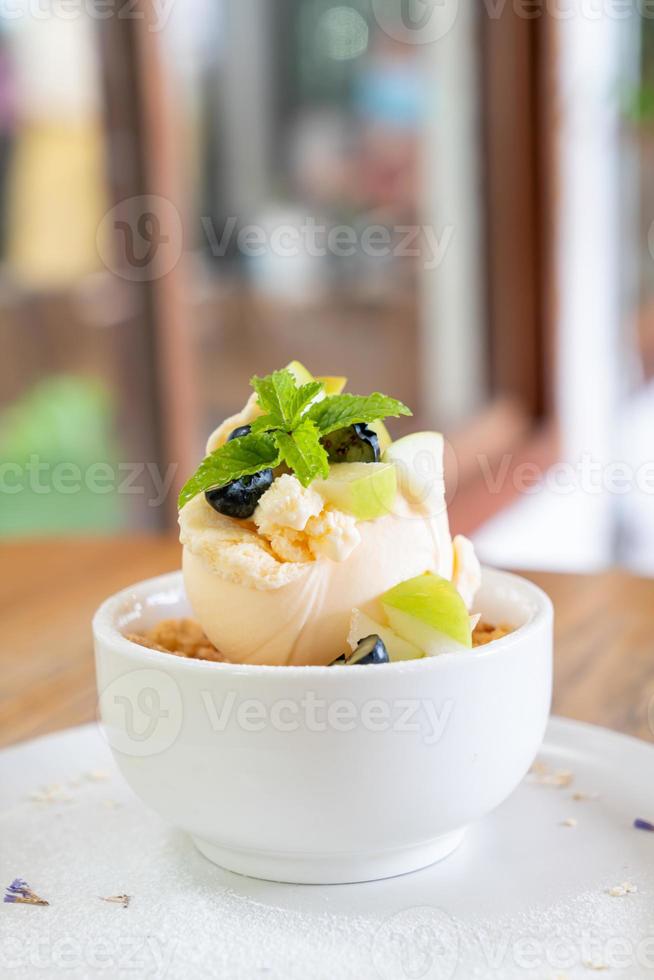 Vanilleeis mit frischem Apfel und Apfelstreusel im Café und Restaurant foto