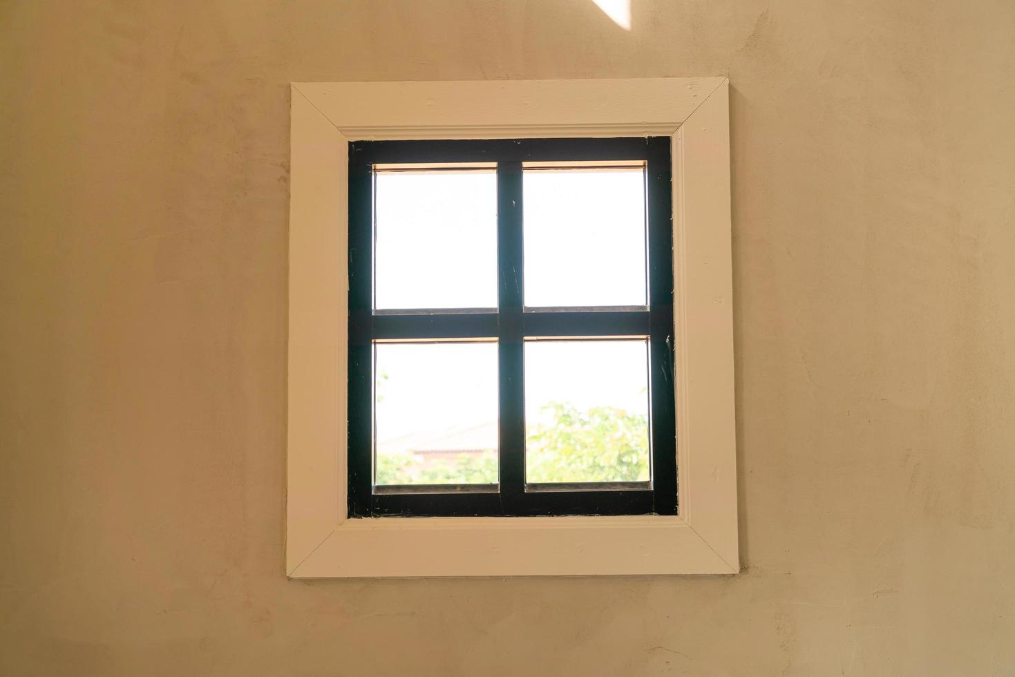 Fenster an der Wand mit Sonnenlicht und Kopienraum foto