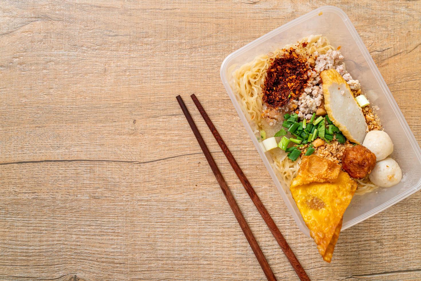 Nudeln mit Fischbällchen und Hackfleisch im Lieferkarton - asiatische Küche foto