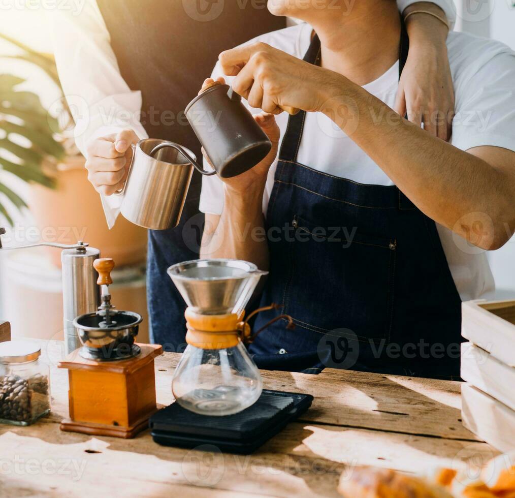 glücklich jung Erwachsene Paar Herstellung Frühstück und Trinken Kaffee zusammen im gemütlich Zuhause Küche im Morgen beim heim. vorbereiten Mahlzeit und lächelnd. Lebensstil, Freizeit und Liebe Konzept. foto