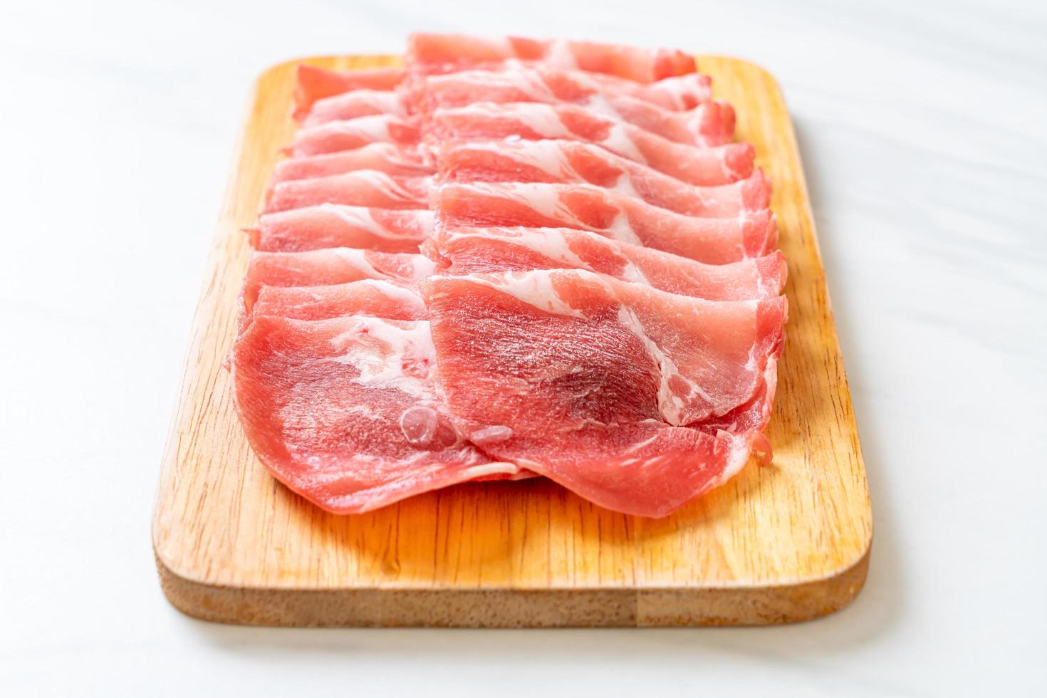 frisch geschnittenes Kragenschwein roh foto