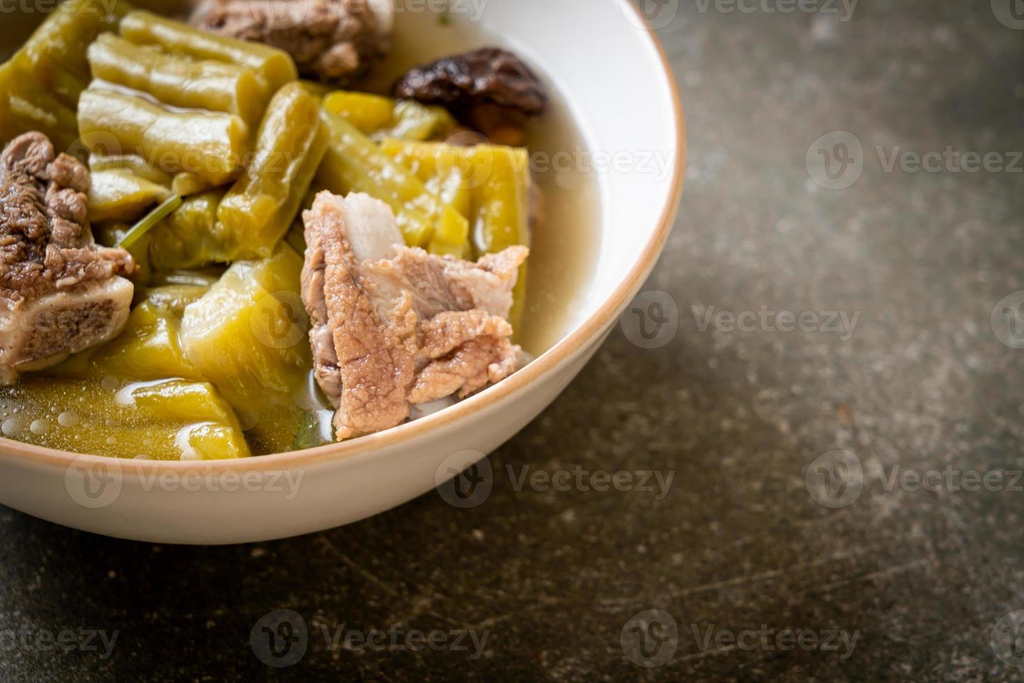 bitterer Kürbis mit Schweinerippchensuppe foto