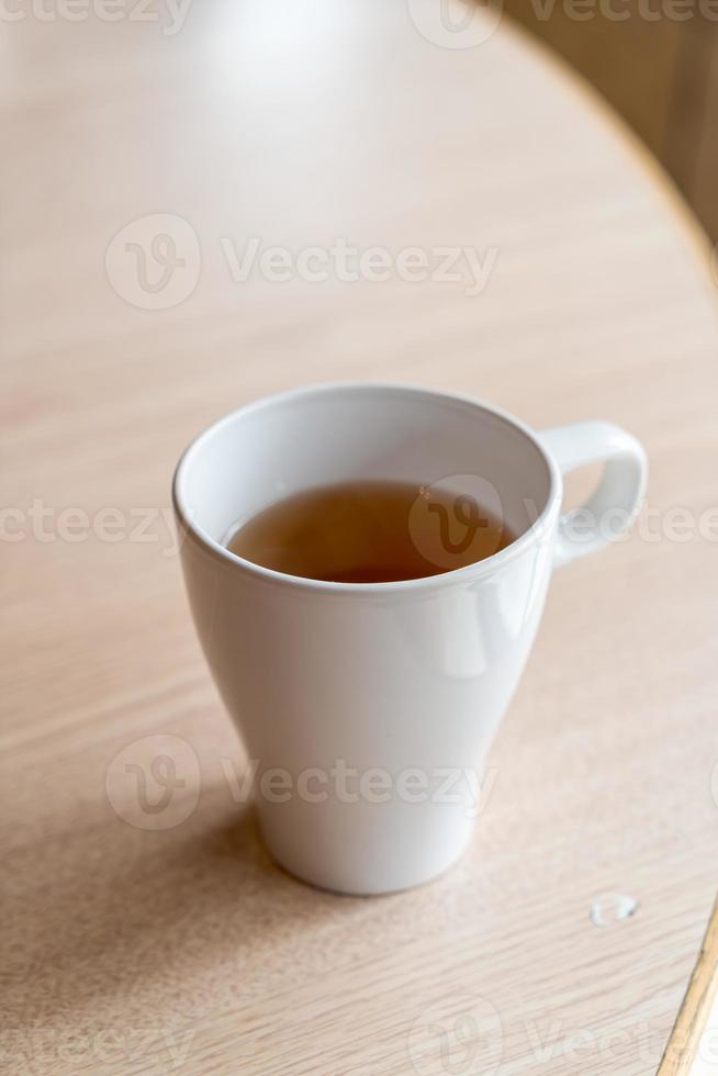 heiße Teetasse auf dem Tisch im Restaurant? foto