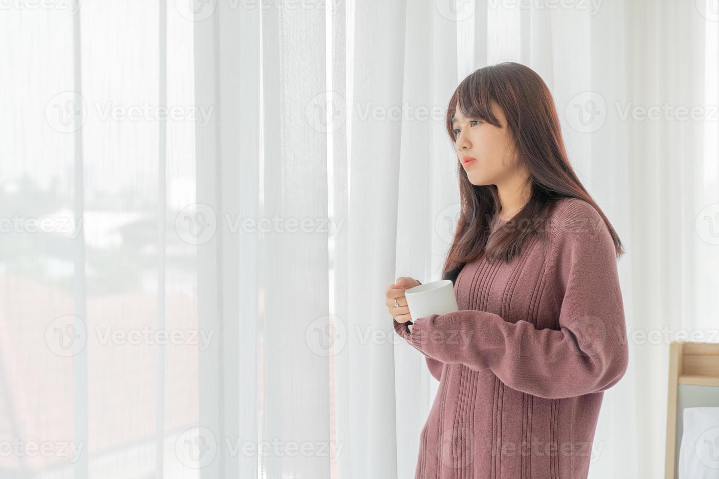 schöne asiatische frau, die morgens kaffee trinkt foto