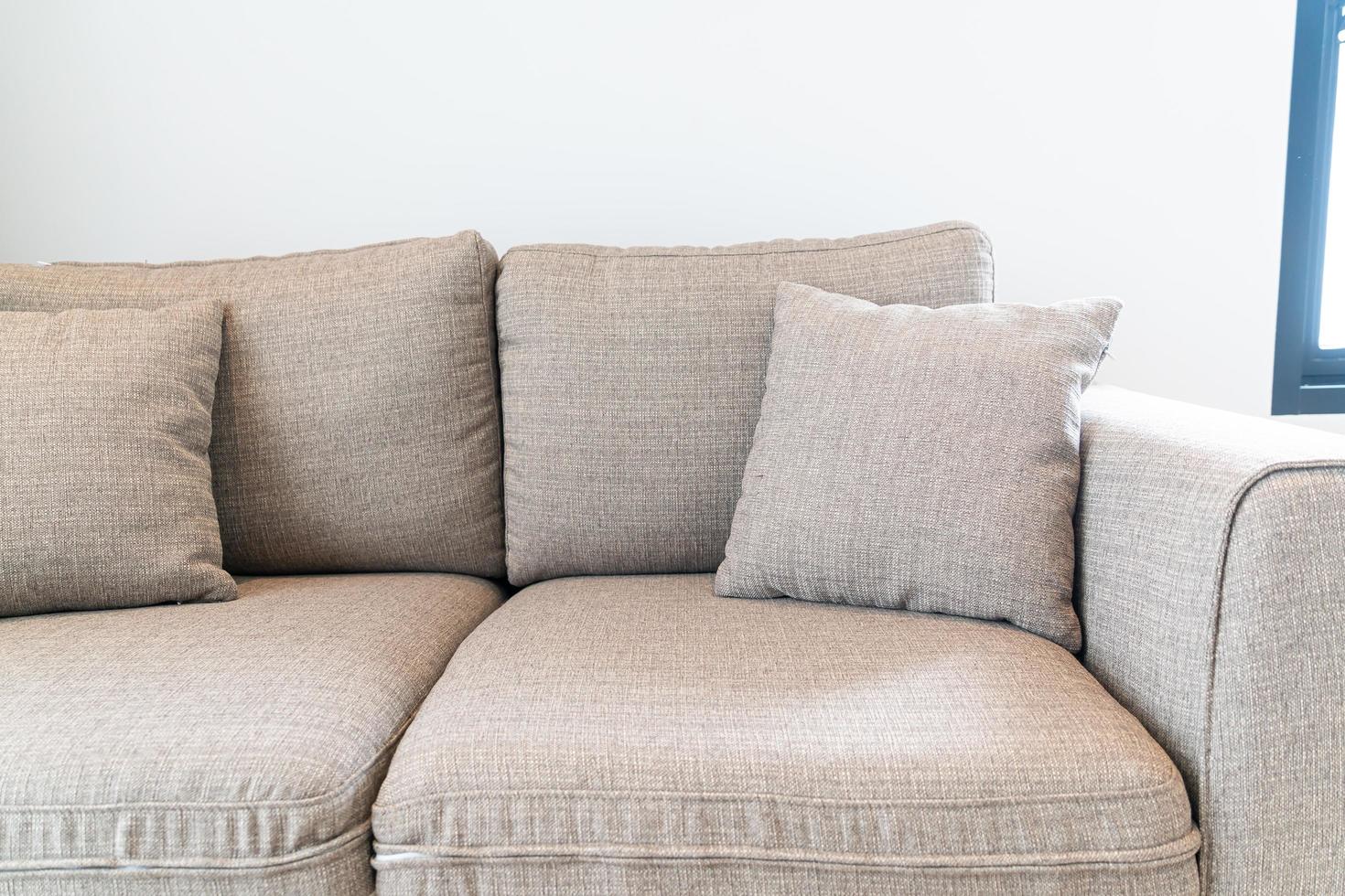 schöne Kissendekoration auf Sofa im Wohnzimmer foto