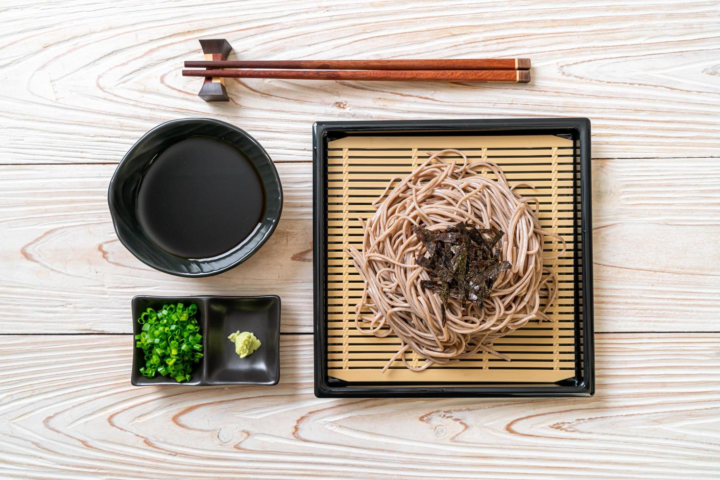 kalte Buchweizen-Soba-Nudeln oder Zaru-Ramen - japanische Küche foto