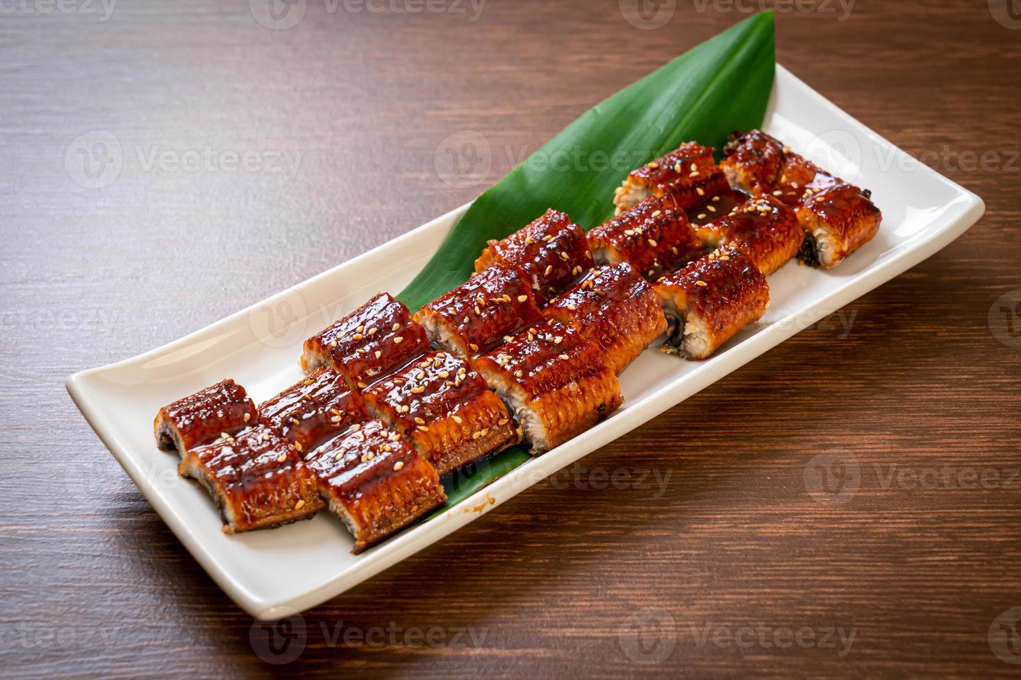 in Scheiben geschnittener gegrillter Aal oder gegrillter Unagi mit Sauce - Kabayaki - japanische Küche foto