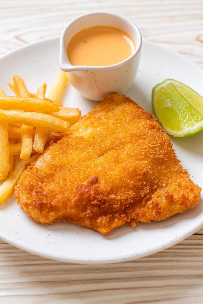 gebratener Fisch und Kartoffelchips foto