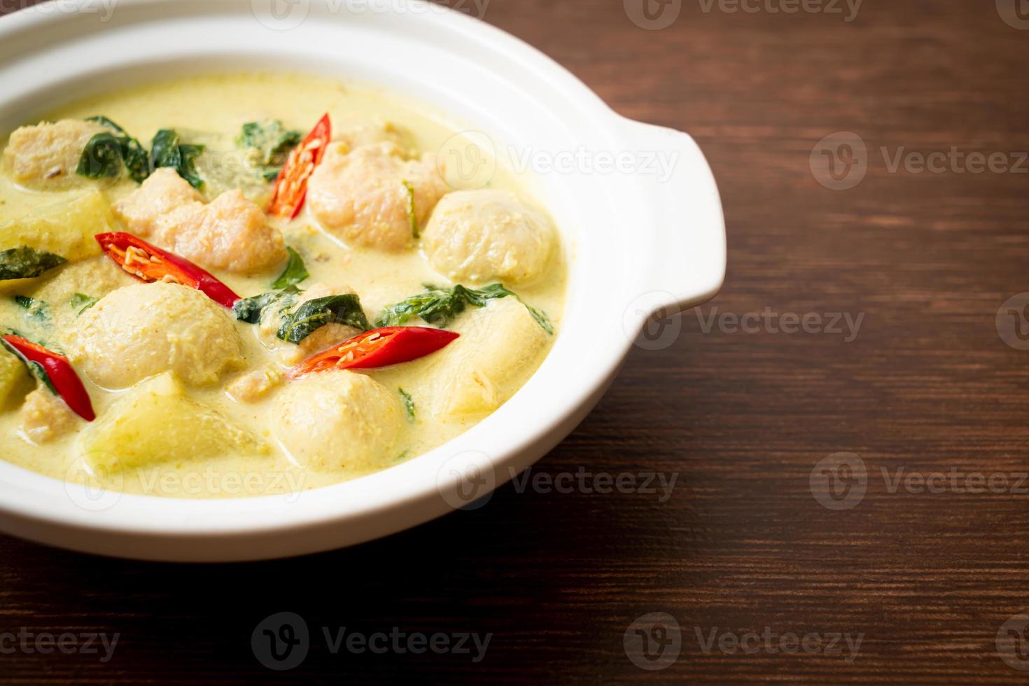 grüne Currysuppe mit Hackfleisch und Fleischbällchen in Schüssel - asiatische Küche foto