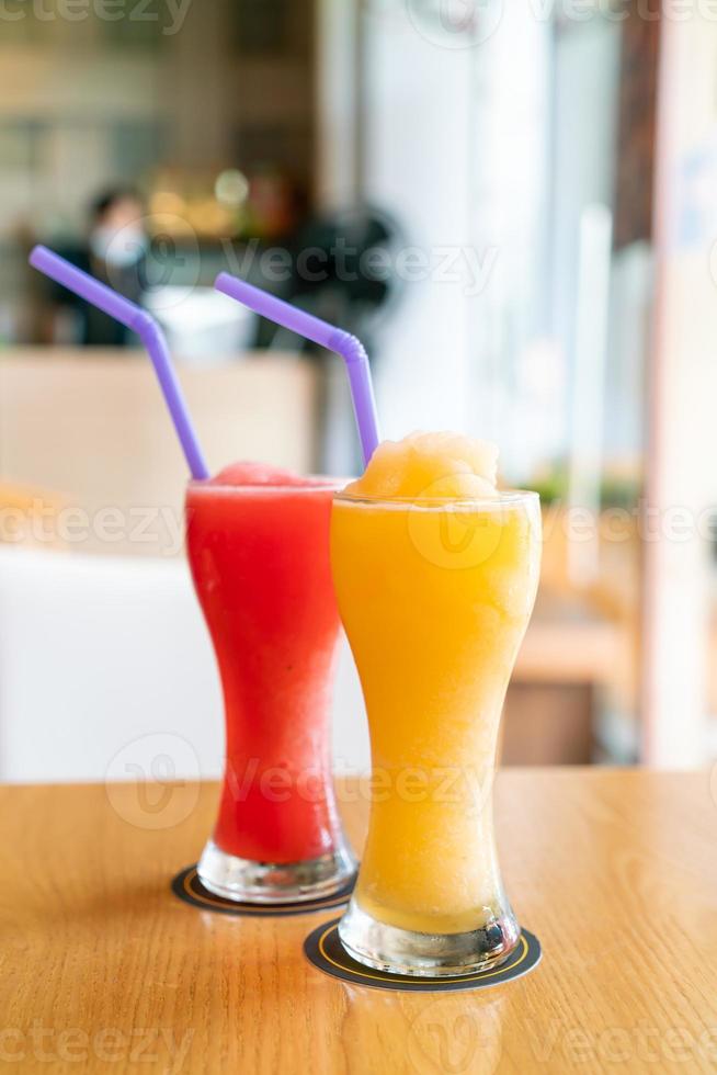 Orangen-Smoothie und Wassermelonen-Smoothie-Glas im Café-Restaurant? foto