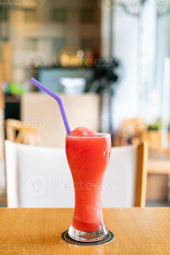 Wassermelonenmischungs-Smoothie-Glas im Café-Restaurant? foto