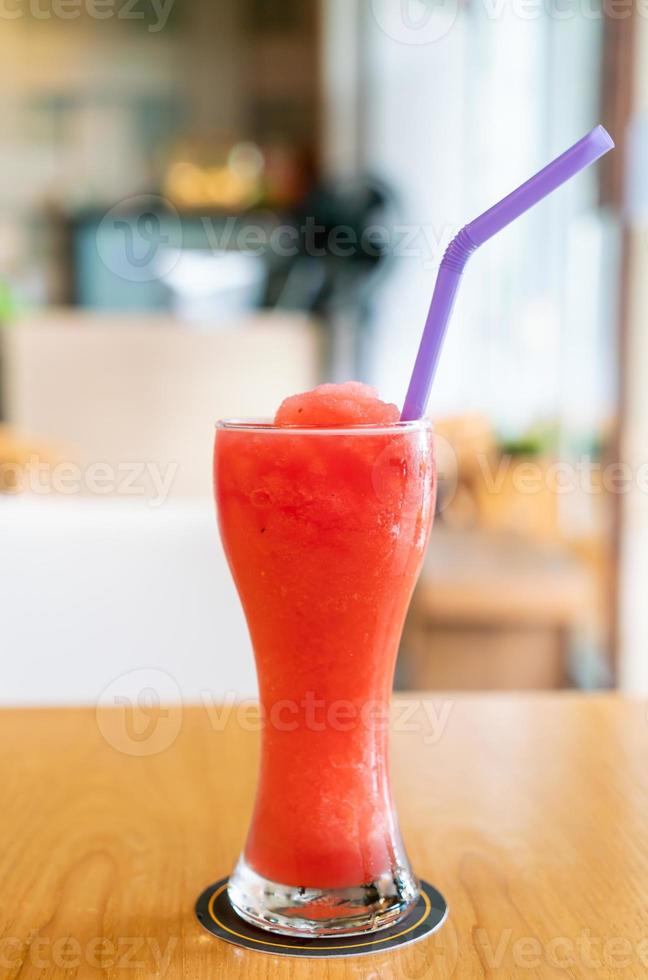 Wassermelonenmischungs-Smoothie-Glas im Café-Restaurant? foto