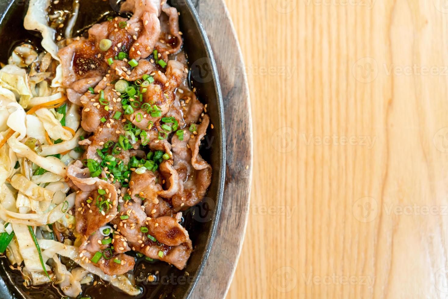 Teriyaki-Schweinefleisch in heißer Pfanne mit Kohl - japanische Küche foto
