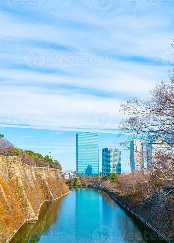 Gebäude in Osaka mit Fluss um die Burg von Osaka, Japan foto