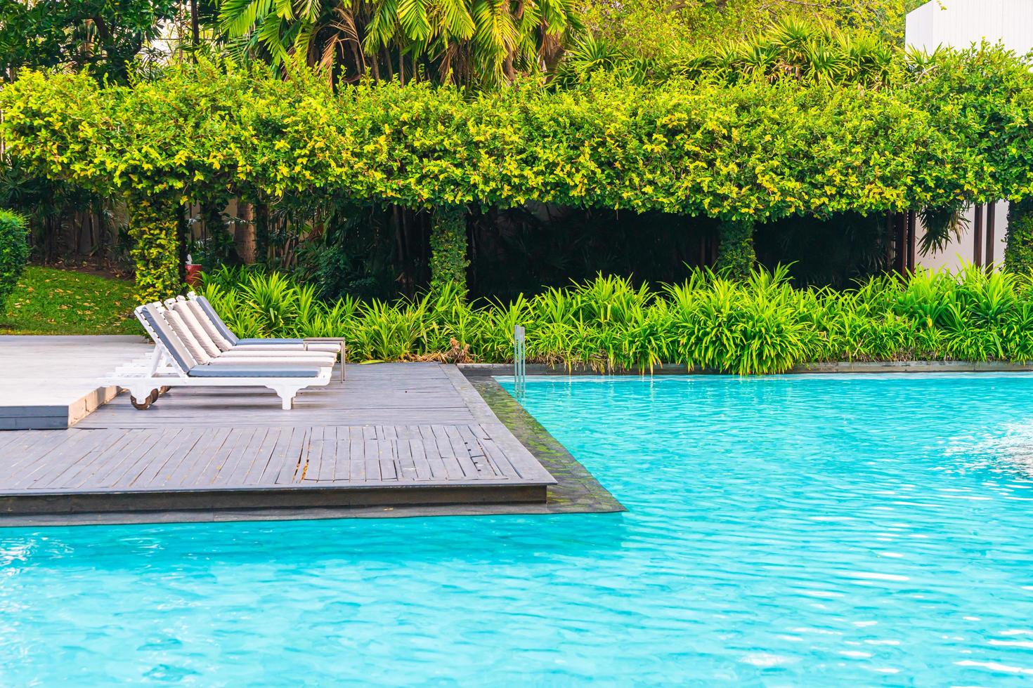 Stuhlpools um Schwimmbäder im Hotelresort - Ferien- und Urlaubskonzept foto