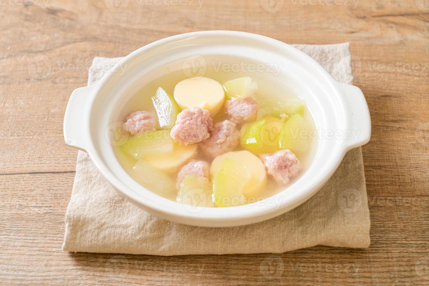 Wintermelonensuppe mit Hackfleisch und Eiertofuschalefu foto