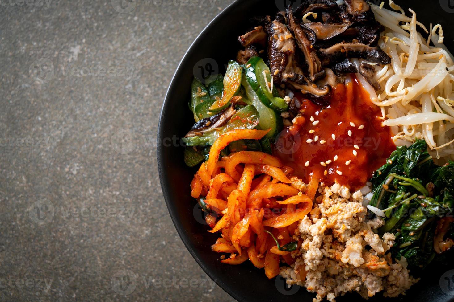 koreanischer scharfer Salat mit Reis - traditionell koreanisches Essen, Bibimbap foto