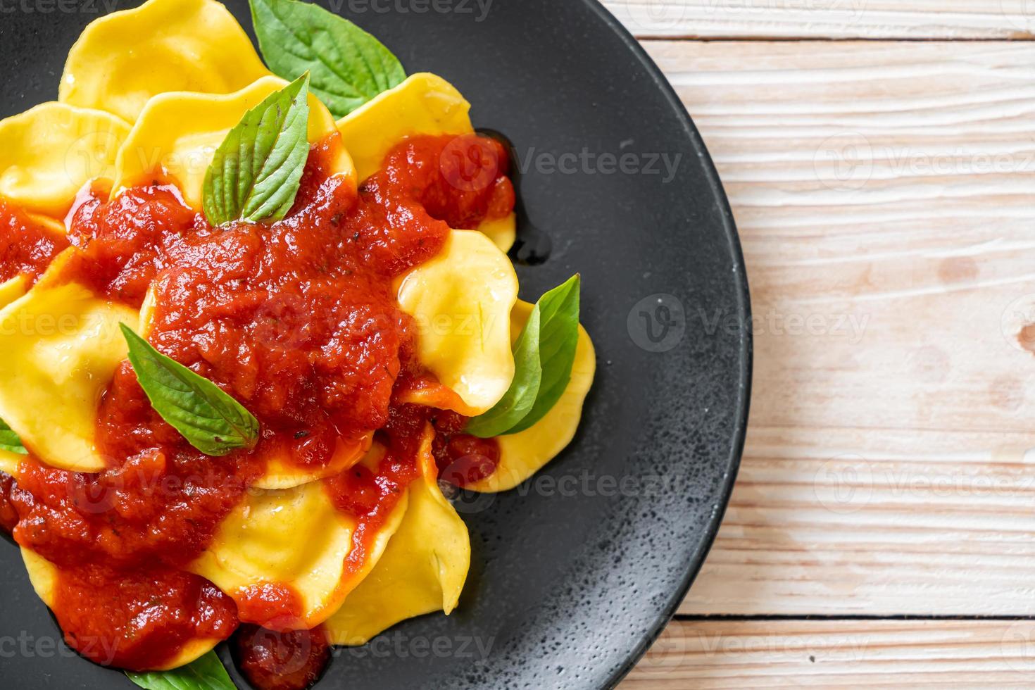 Ravioli mit Tomatensauce und Basilikum foto