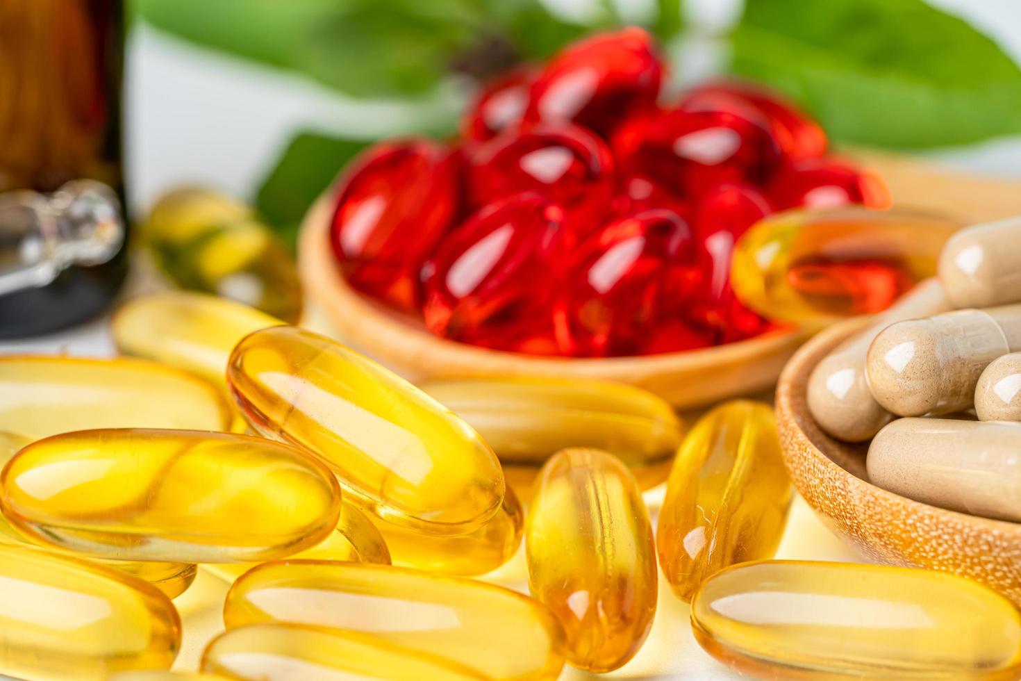 alternative Medizin pflanzliche Bio-Kapsel mit Vitamin E Omega 3 Fischöl, Mineralstoff, Medikament mit Kräuterblatt natürliche Nahrungsergänzungsmittel für ein gesundes und gutes Leben. foto