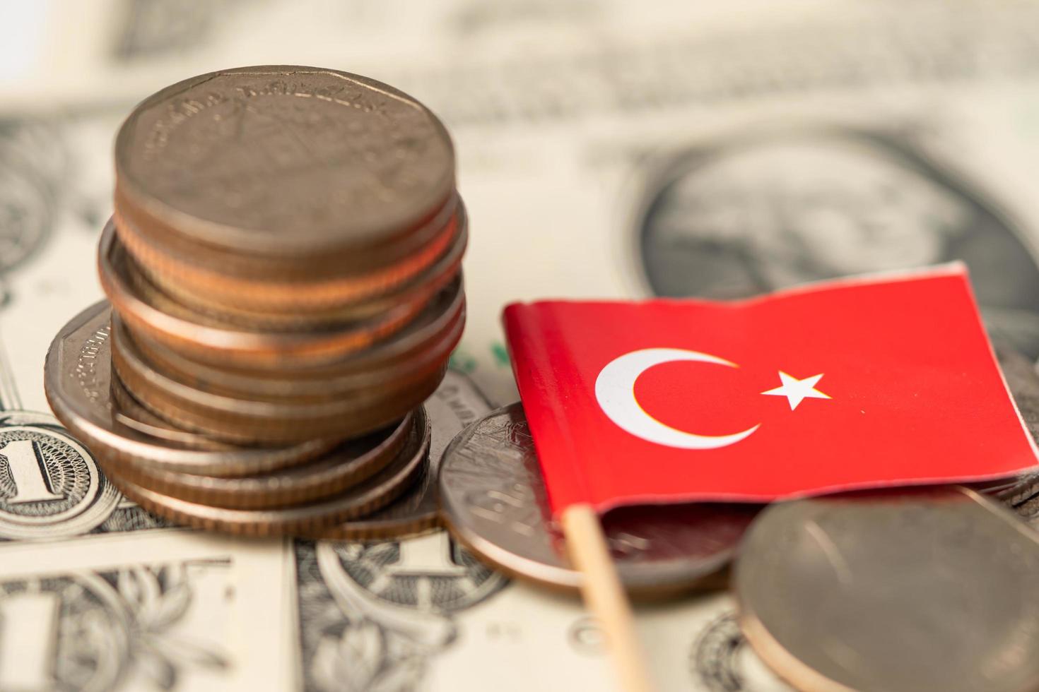 Türkei-Flagge auf Dollar-Banknoten-Hintergrund, Anking-Konto, investitionsanalytische Forschungsdatenwirtschaft, Handel, Geschäftskonzept. foto