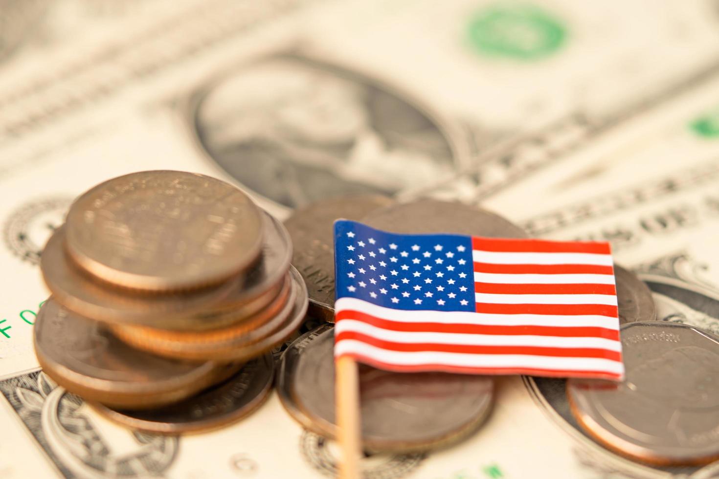 Stapel Münzen mit USA-Amerika-Flagge auf weißem Hintergrund. Flagge auf Dollar-Banknoten. foto