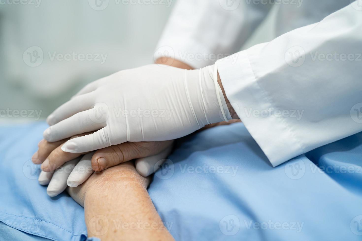 asiatischer arzt mit gesichtsschutz, ppe-anzug und handschuh neu normal, um den patientenschutz zu überprüfen, infektion covid-19-Coronavirus-Ausbruch in der quarantänekrankenhausstation foto